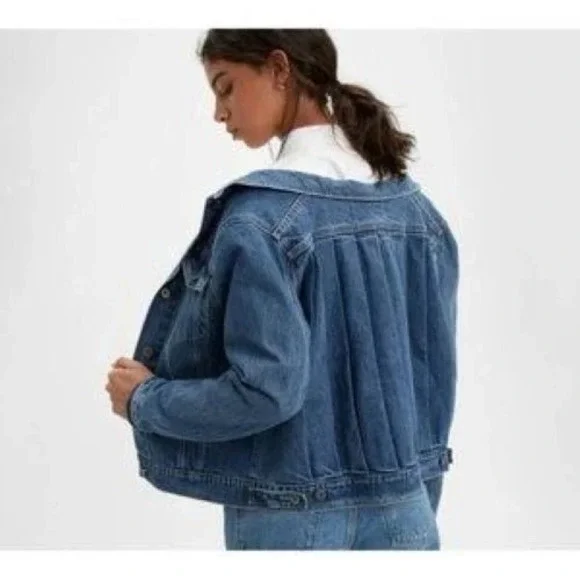 Rare Levi's Denim Jacket Women's Medium Back Pleat Detail Medium Wash